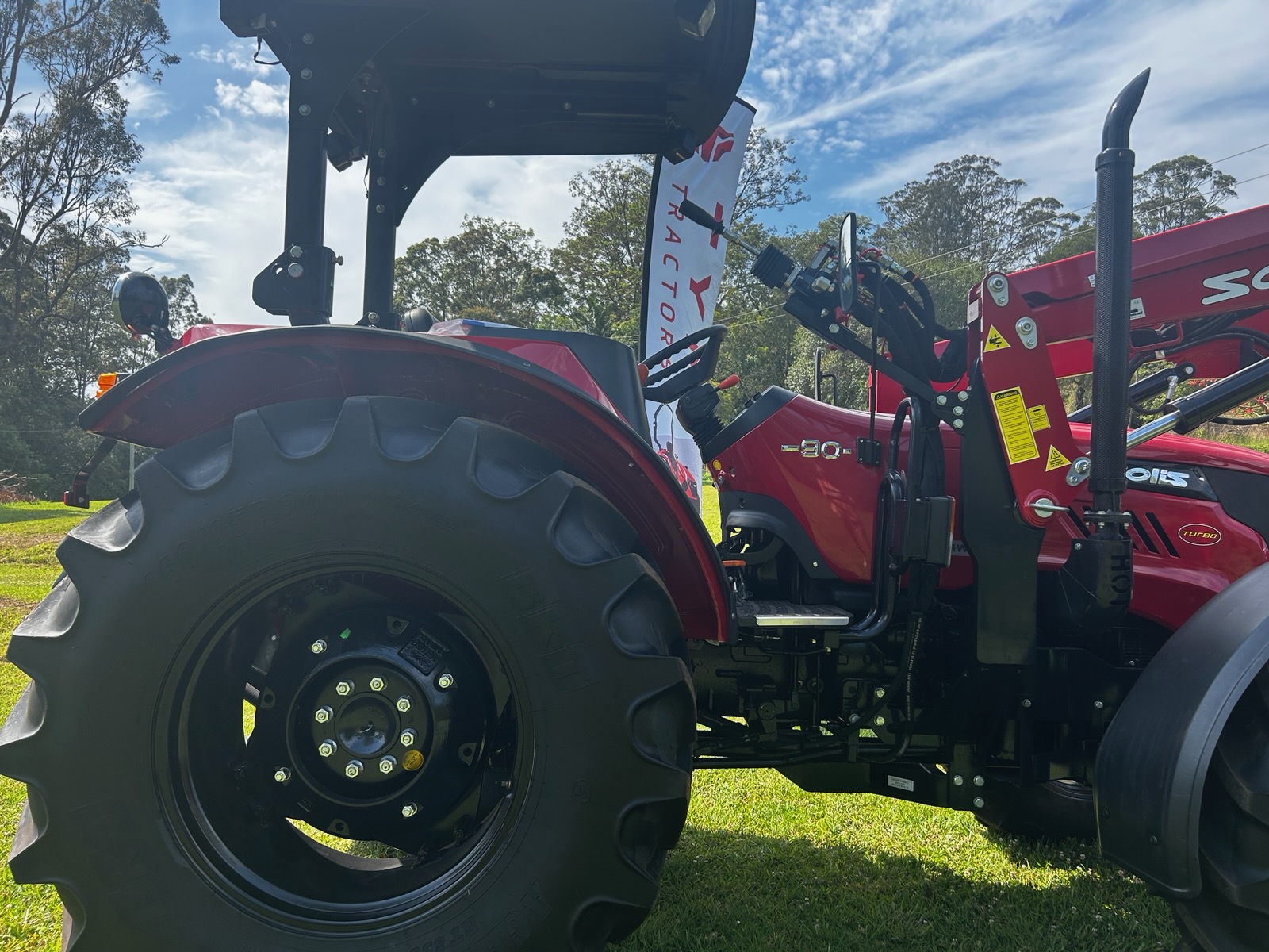 SOLIS S90 ROPS with 4 in 1 loader